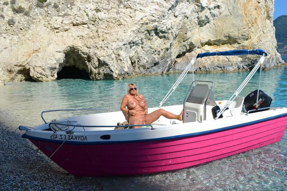 20P Big Nude Chrissy pilota seu barco nua para expor seus peitos redondos e rechonchudos
