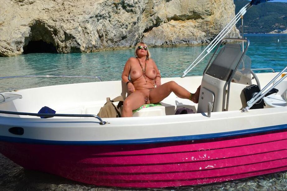 20P Big Nude Chrissy pilota seu barco nua para expor seus peitos redondos e rechonchudos