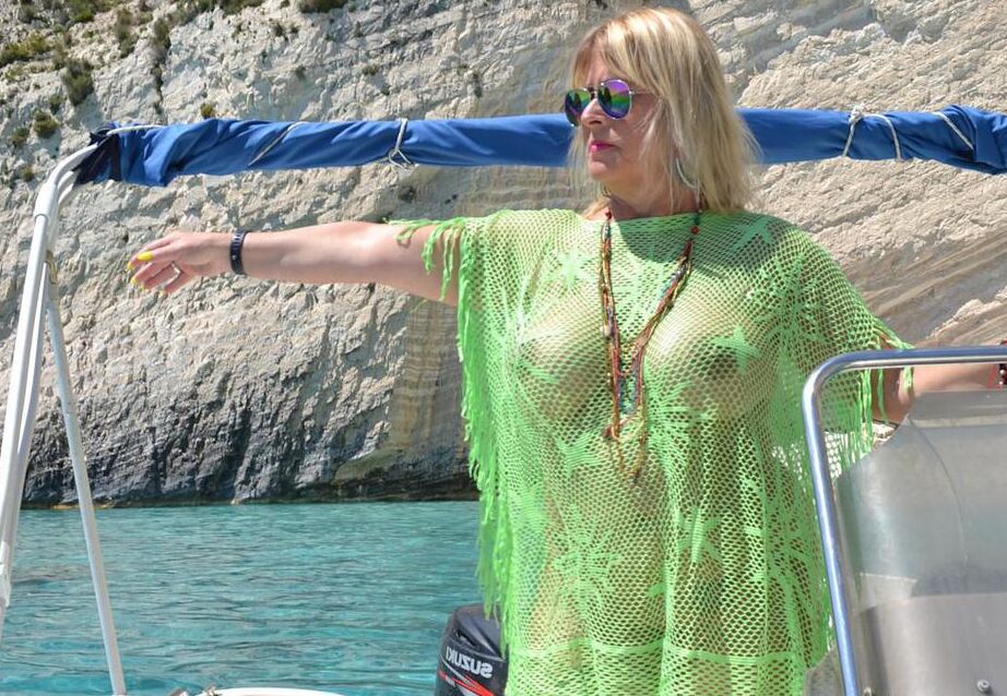 20P Big Nude Chrissy pilota seu barco nua para expor seus peitos redondos e rechonchudos