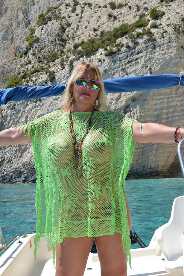 20P Big Nude Chrissy pilota seu barco nua para expor seus peitos redondos e rechonchudos