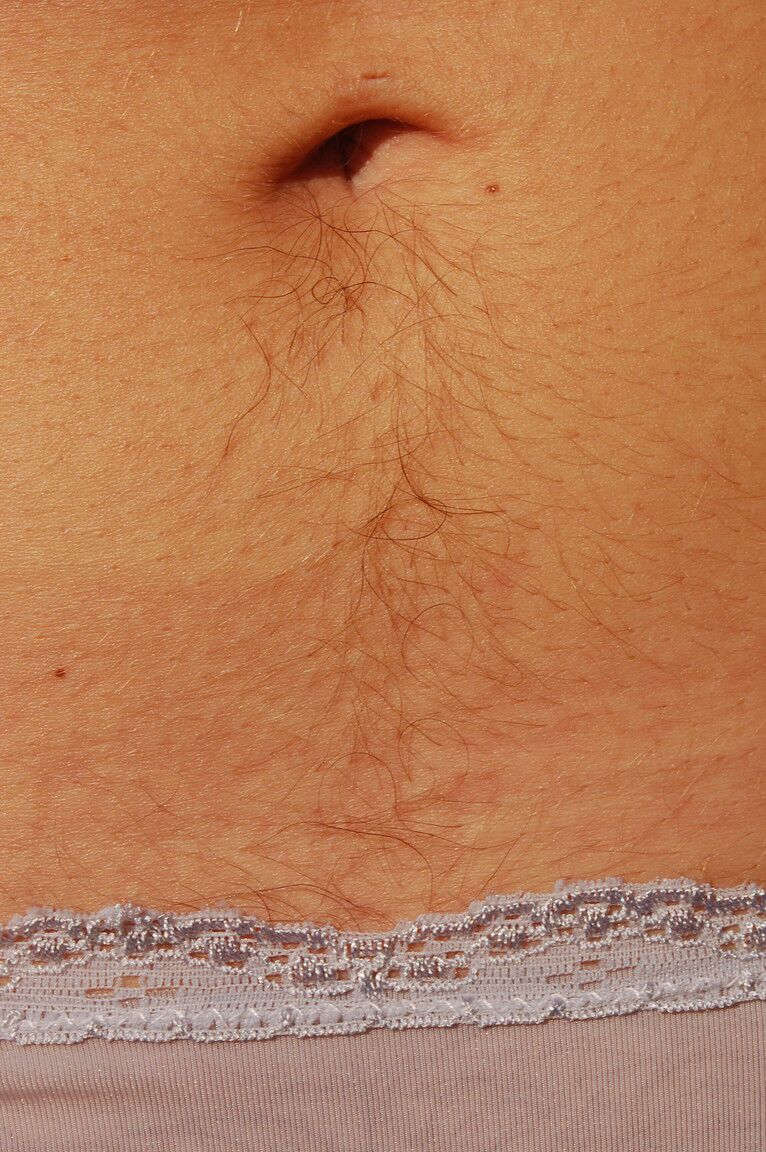 21P A jovem vagabunda atrevida Lilah se despe na água e revela seu corpo peludo