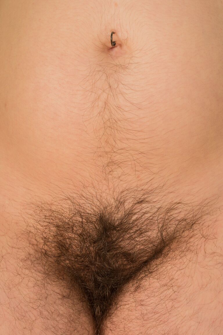 21P La gruesa belleza amateur Harley Hex mostrando su cuerpo peludo