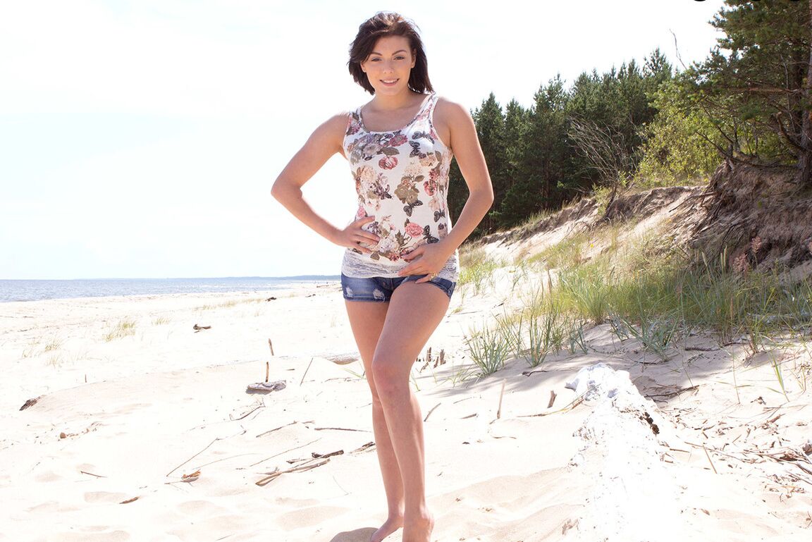 Das 16P-Amateurmädchen Celine hebt am Strand ihr Hemd hoch, um ihren BH freizulegen