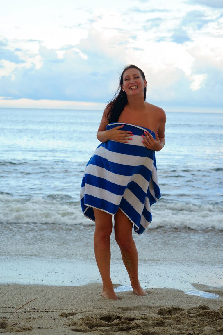 21P Curvilínea amadora MILF Tiffany exibe seu corpo quente e curvilíneo na praia
