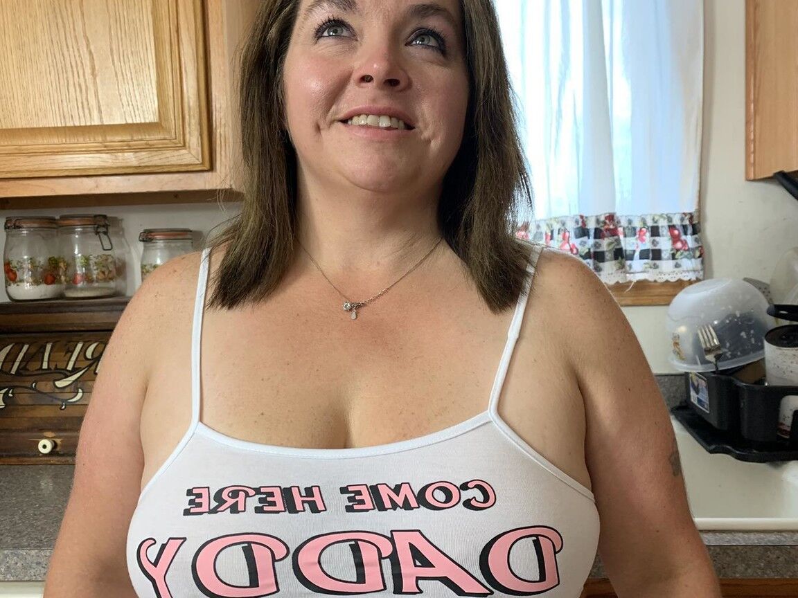 16P BBW de mediana edad Sexy Nebbw muestra sus grandes tetas y su trasero en la cocina