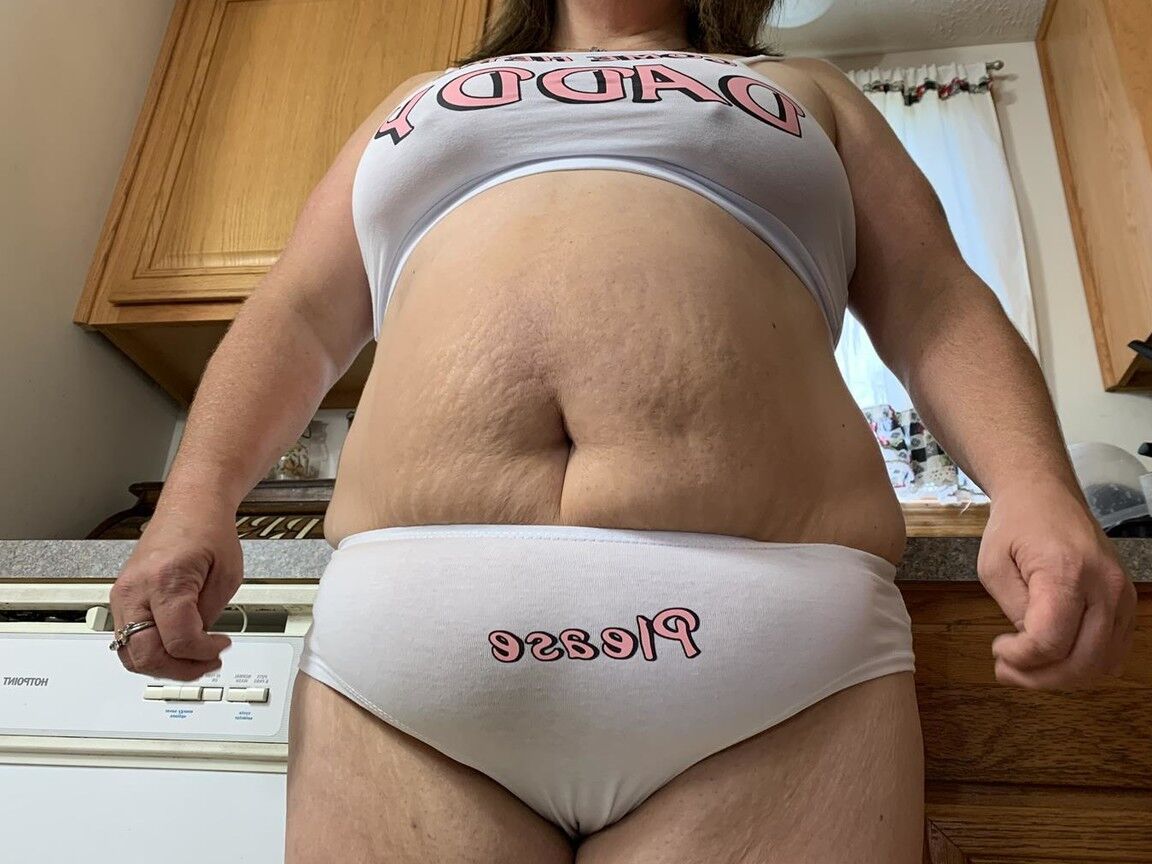 16P BBW de mediana edad Sexy Nebbw muestra sus grandes tetas y su trasero en la cocina