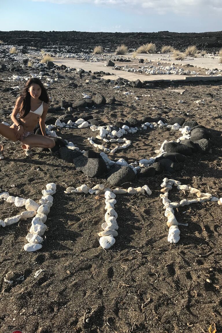 21P La pequeña asiática Vina Sky revela sus agujeros y posa en la playa