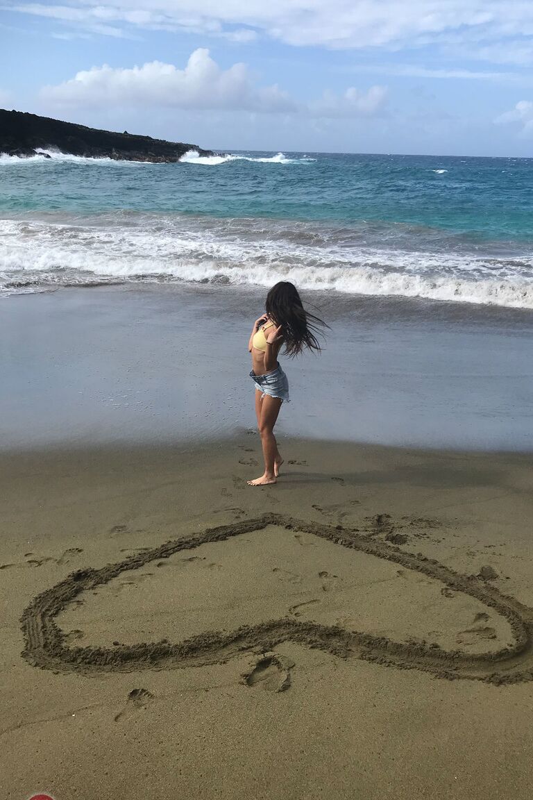 21P La pequeña asiática Vina Sky revela sus agujeros y posa en la playa