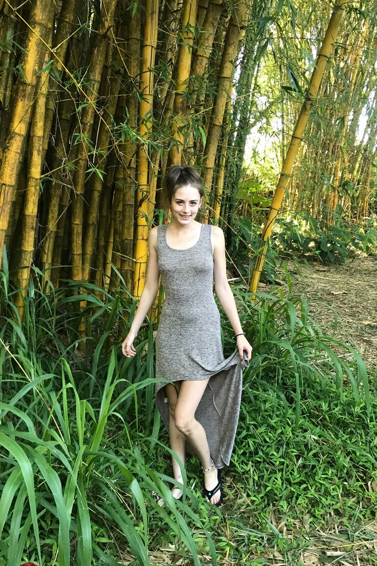 21P La flaca novia americana Kyler Quinn posa desnuda