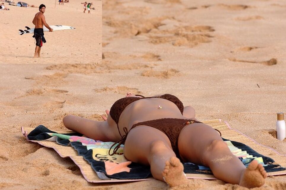 21P Sexy Bikini-Model Carli zieht ihr Oberteil aus