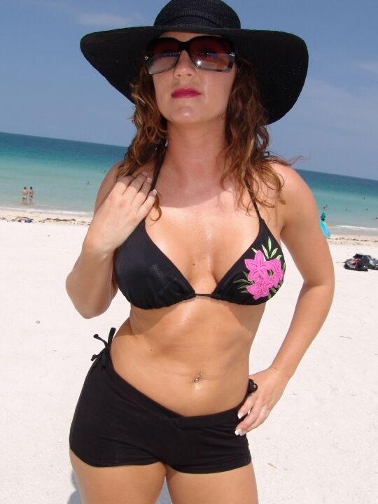 17P La MILF hambrienta de polla Michelle da una buena mamada antes de dejarse follar