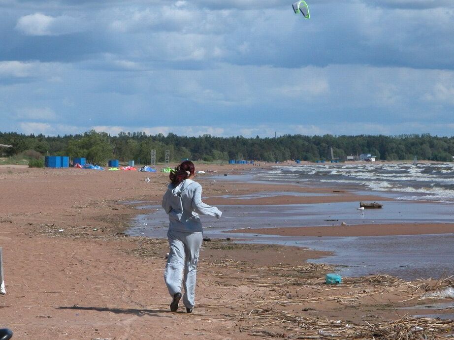 16P Couple amateur baise parmi les hautes herbes d'une dune de plage de sable