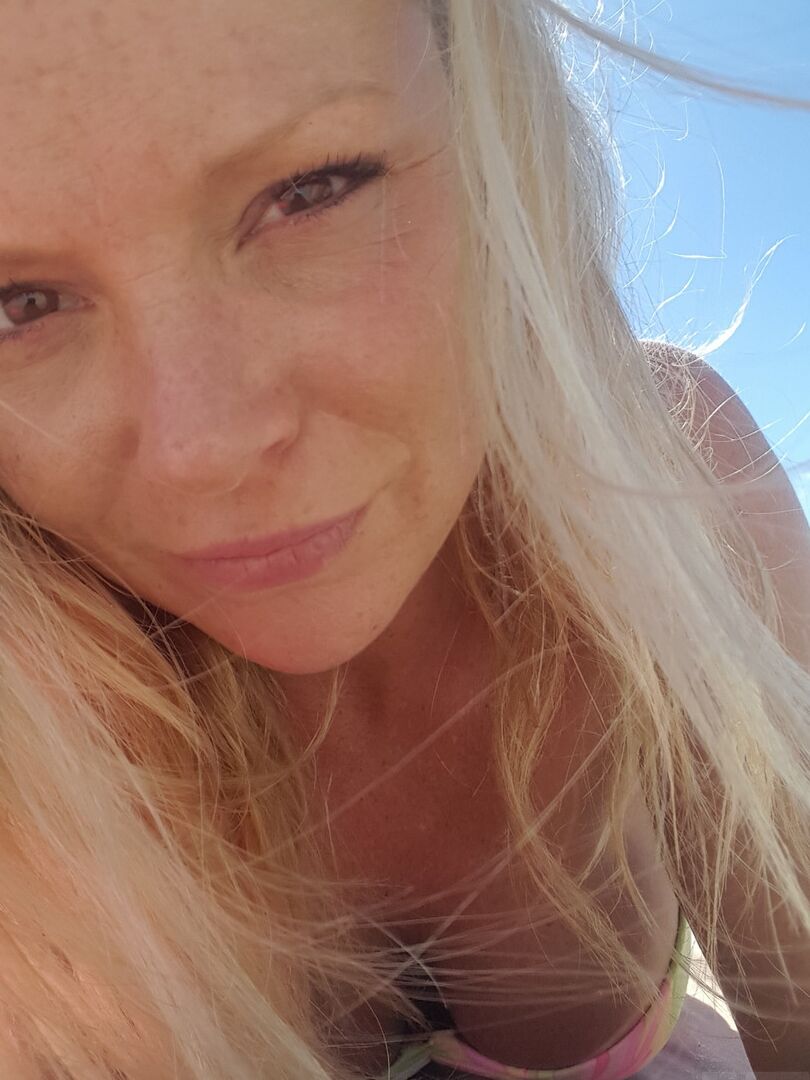 15P Amateur model Meet Madden takes selfies of herself teasing for the camera