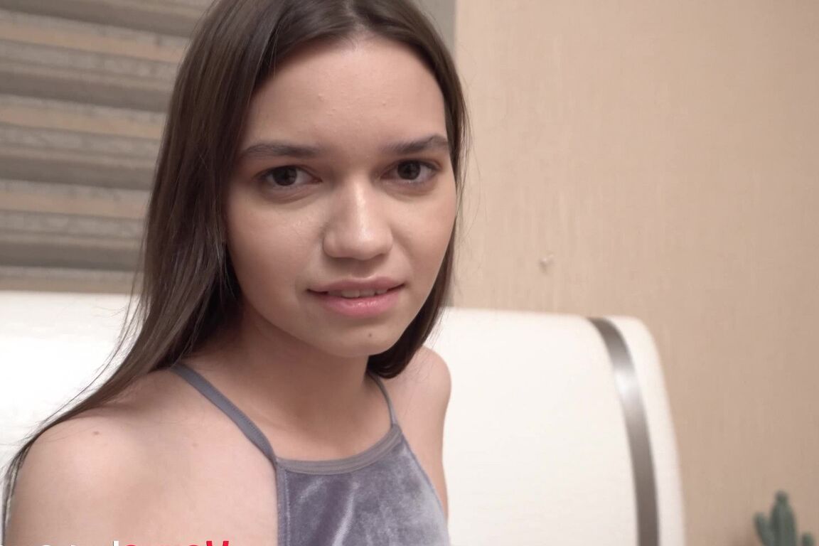 21P La adolescente rusa amateur Pinky Breeze monta una polla con su agujero afeitado