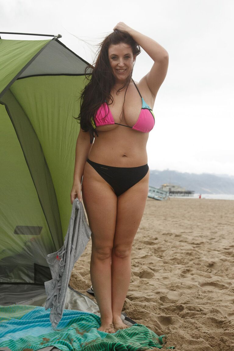La aturdidora australiana 11P Angela White revela y mide sus grandes tetas en la playa