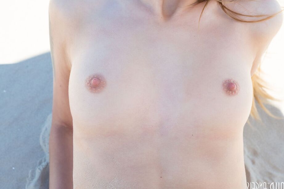 20P 驚くほどセクシーで角質のブロンドのティーンがセクシーな長い脚を広げて彼女を見せます