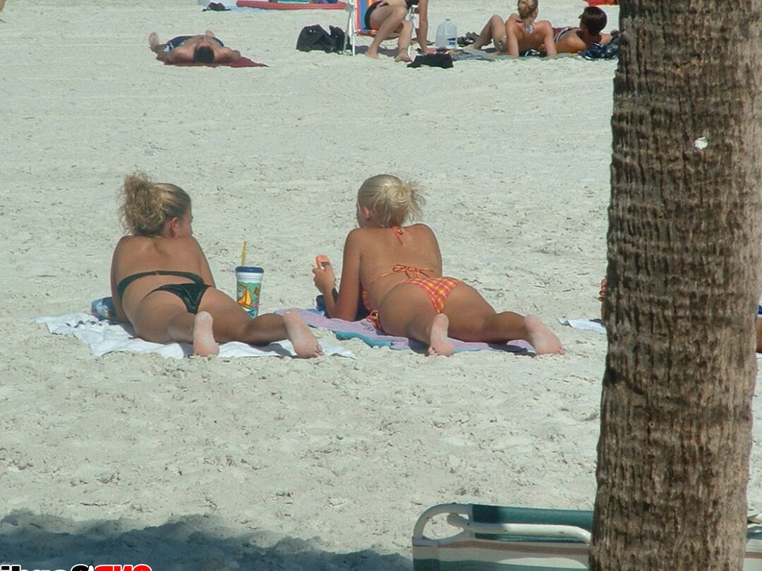 12P GND Candids ビーチで遊ぶホットな女の子