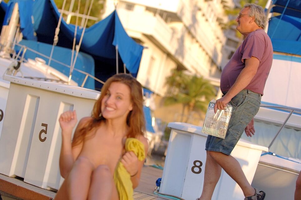21P La joven traviesa Andrea se desnuda para mostrar sus finos pechos en público