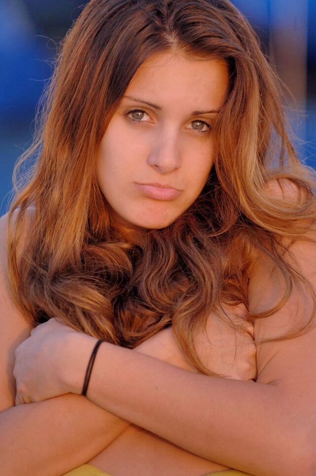 21P La joven traviesa Andrea se desnuda para mostrar sus finos pechos en público
