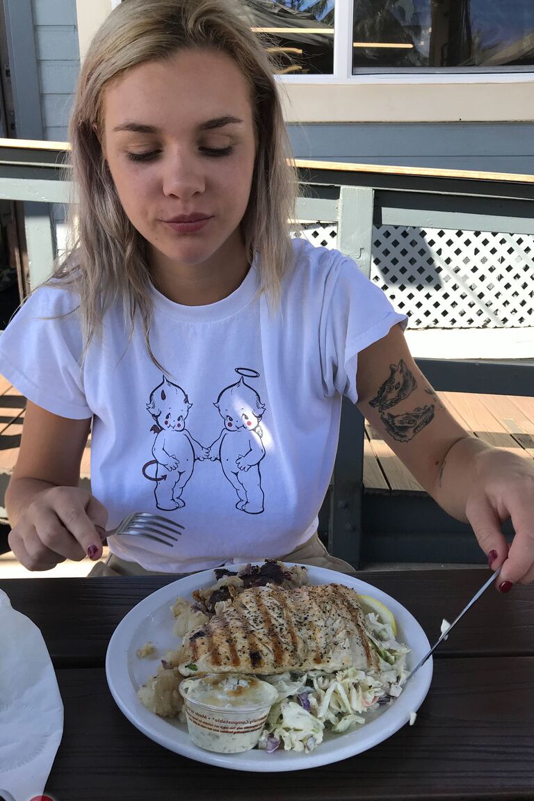 21P 巨乳の見事なティーン、ギャビー カーターがさまざまな場所で裸でポーズをとる