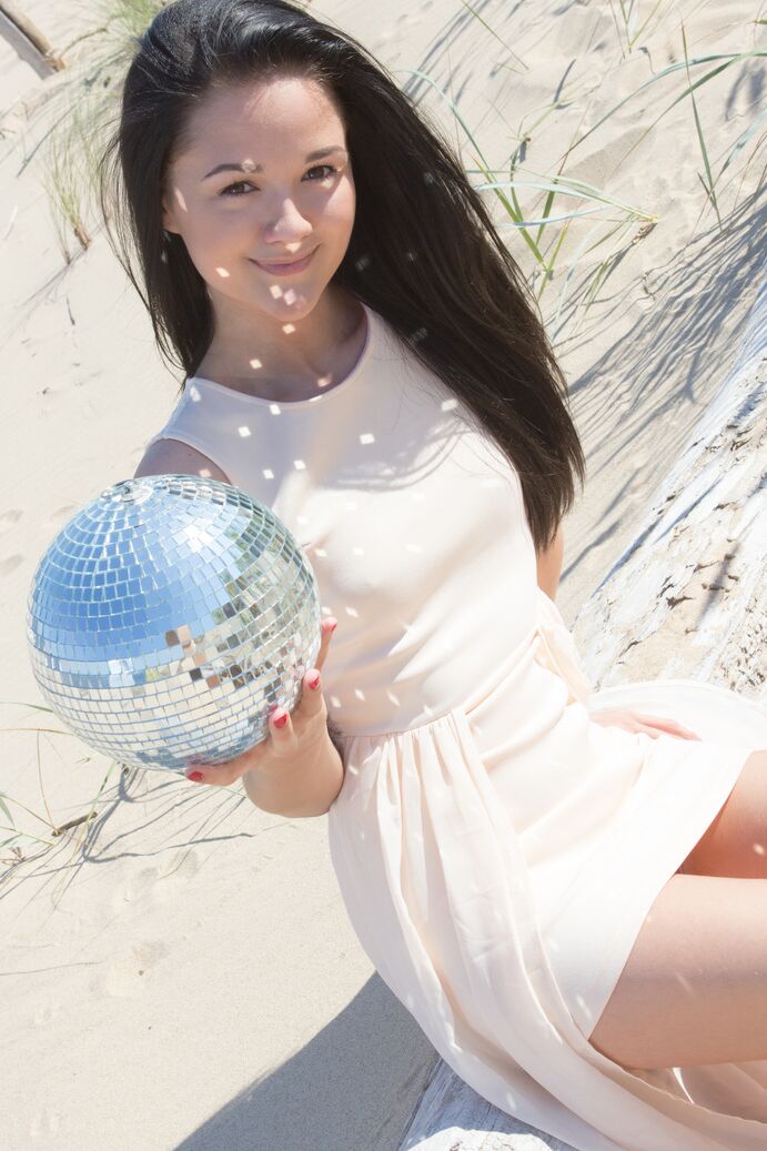 20P A adolescente morena Olivia toca sua buceta careca na praia com ajuda para bola de discoteca