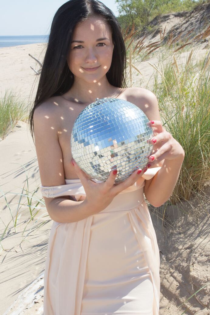 20P A adolescente morena Olivia toca sua buceta careca na praia com ajuda para bola de discoteca