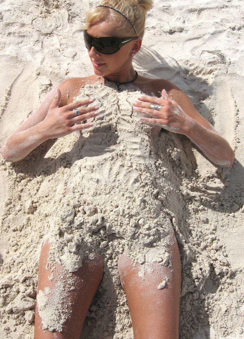 21P A adorável gata Amy Lee e sua amiga loira posam e chupam um pau na praia