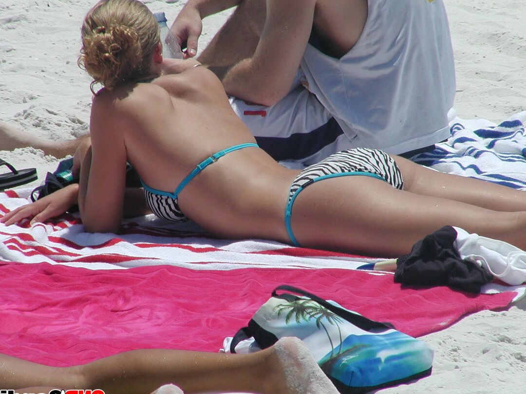 12P Garotas gostosas e bronzeadas bunda de biquíni apertado na praia