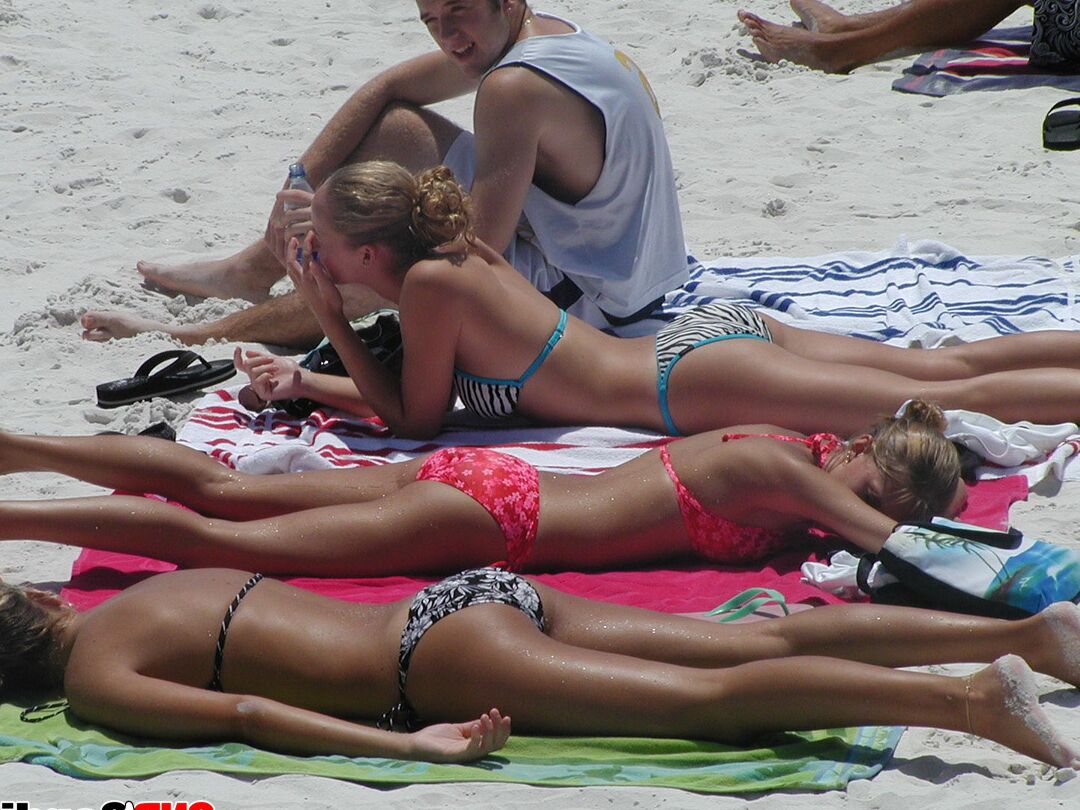12P Garotas gostosas e bronzeadas bunda de biquíni apertado na praia