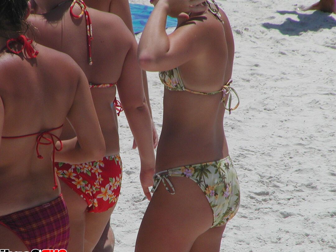 12P Garotas gostosas e bronzeadas bunda de biquíni apertado na praia