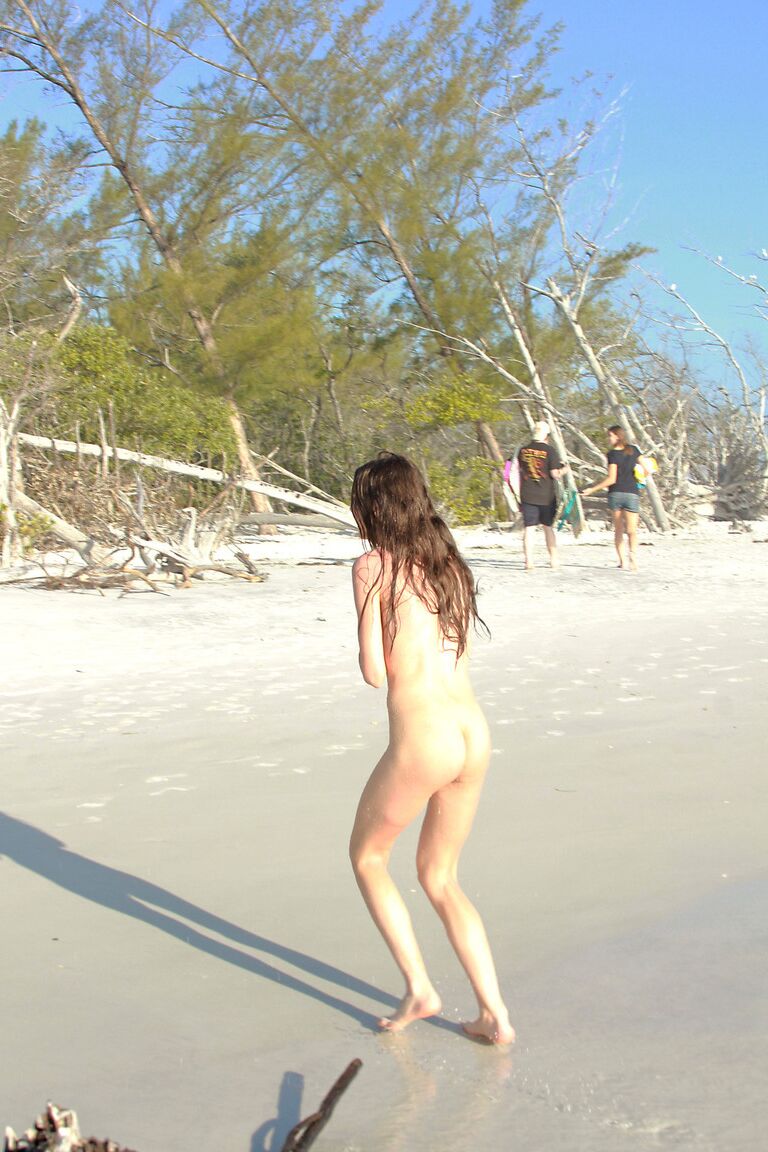 21P Hermosa amateur con grandes tetas Michelle las exhibe al aire libre