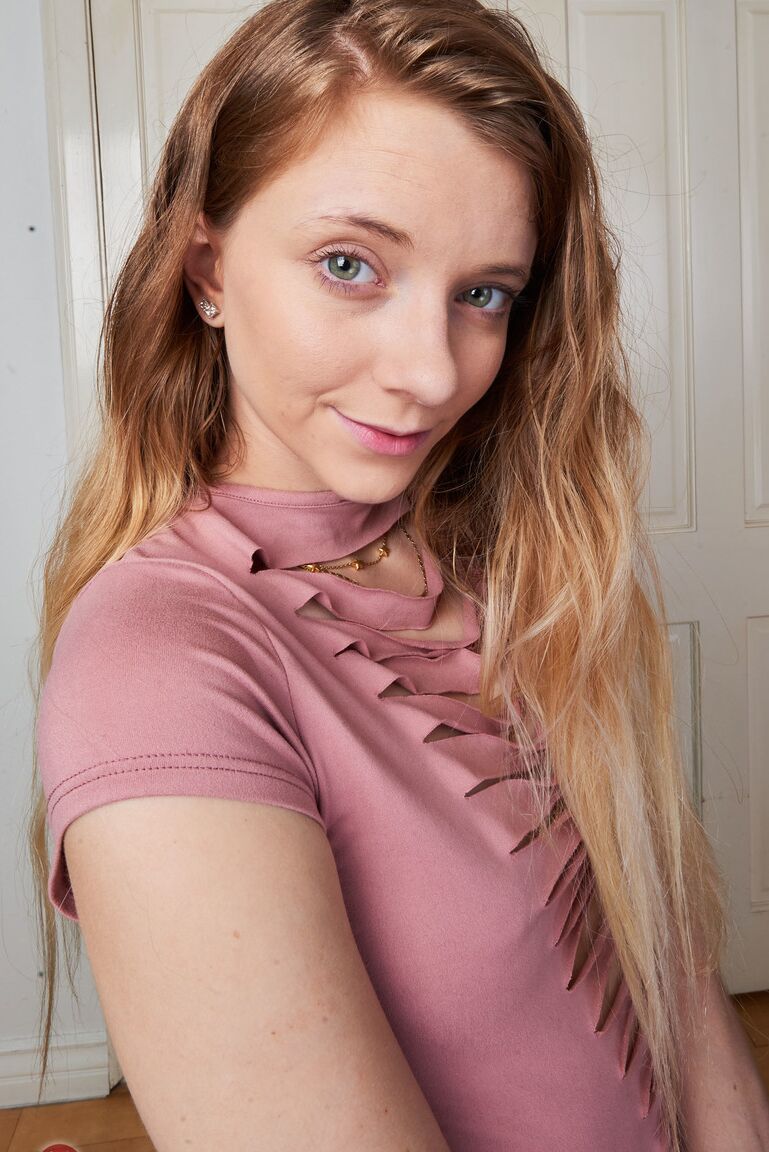 21P La adolescente estadounidense Riley Star muestra sus pies y su culo redondo