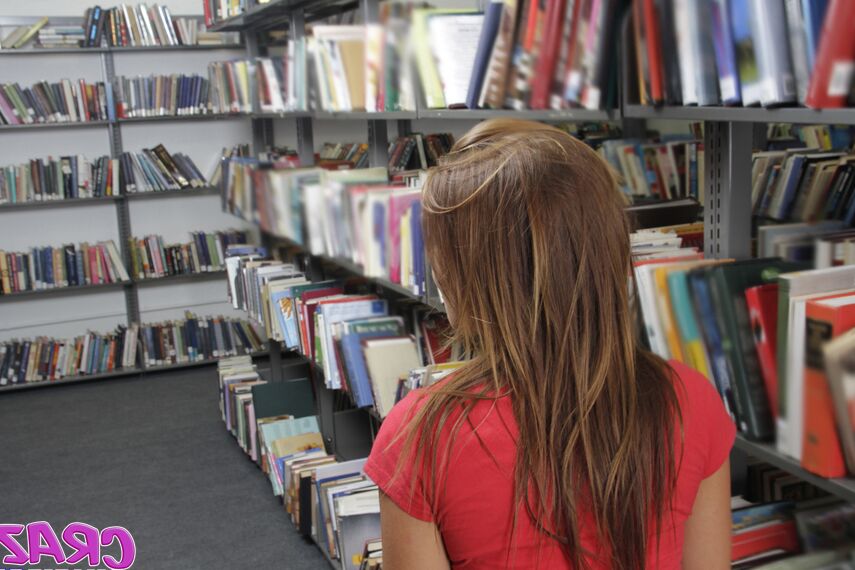 16P 大きなお尻のブルネットの美女エマが図書館で裸になって露出