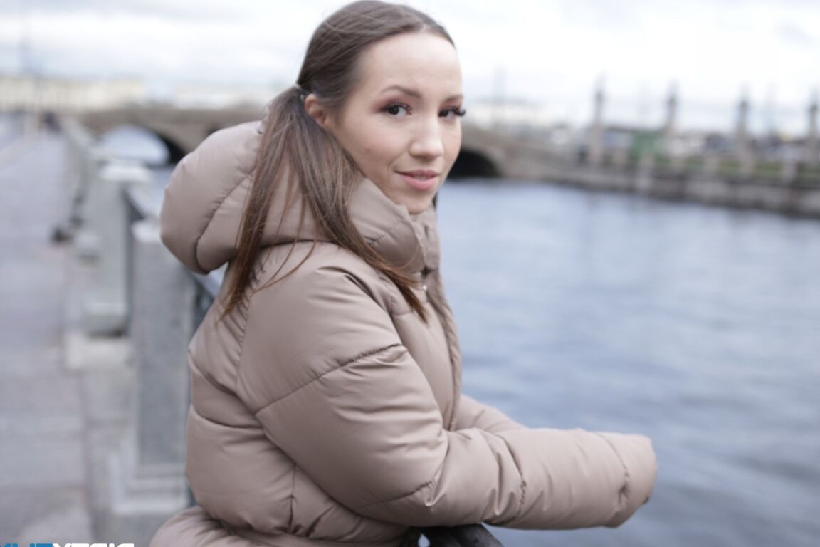 21P おさげのブルネット ティーン ケイト クインが貧乳を見せてドンに乗る