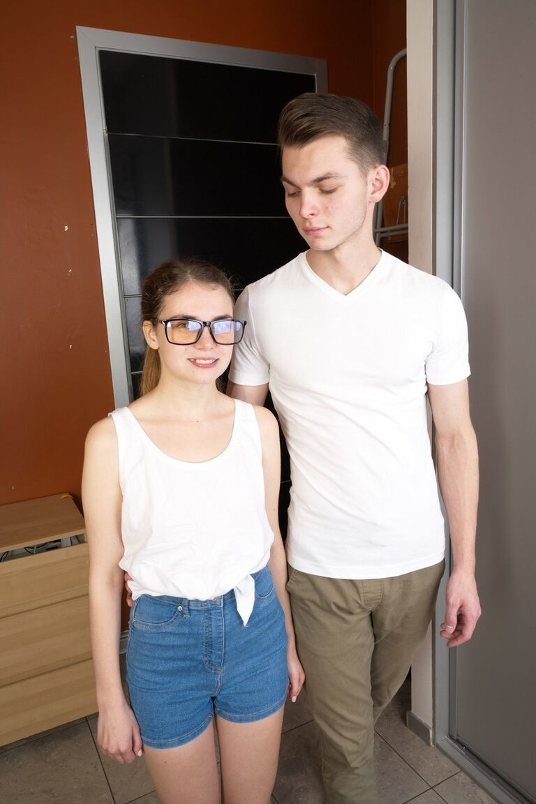 20P Adolescente delgada con gafas Bella Grey monta una gran polla