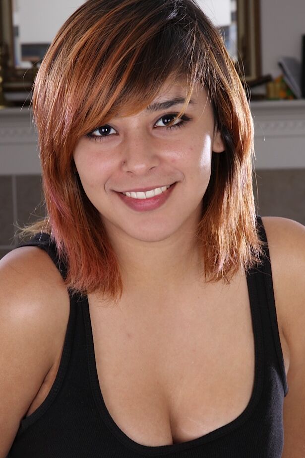 15P A amadora descarada Kaya Smith mostra seus mamilos inchados e sua buceta adolescente nua
