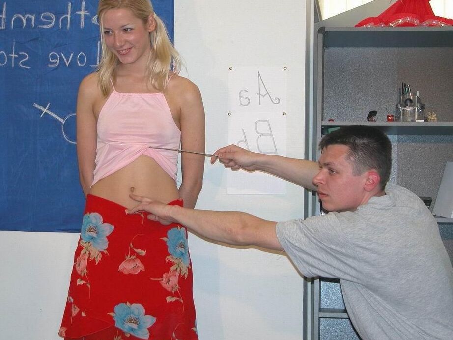 11P Joven rubia se desnuda antes de manosear a un chico desnudo en un aula