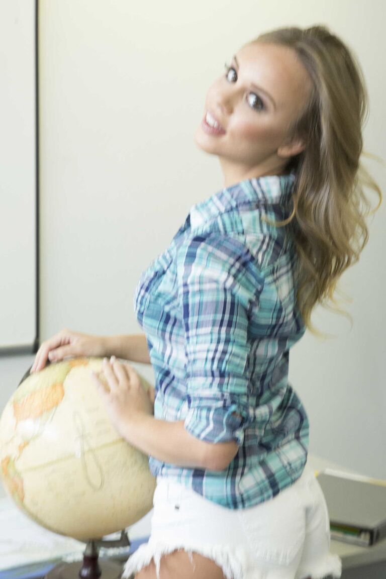21P La caliente universitaria Alexis Adams muestra sus tetas naturales en un striptease en el aula