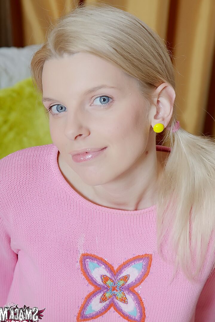 15P Danna é adorável em sua blusa rosa e seu namorado quer muito seu corpo adolescente