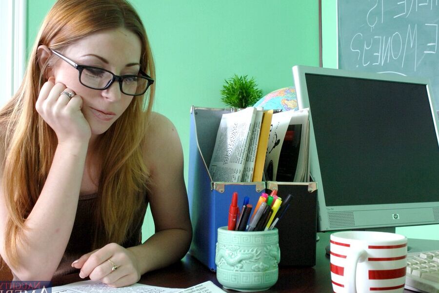 21P Colegiala caliente con gafas Lexi Leigh seduce a su profesora y se la follan