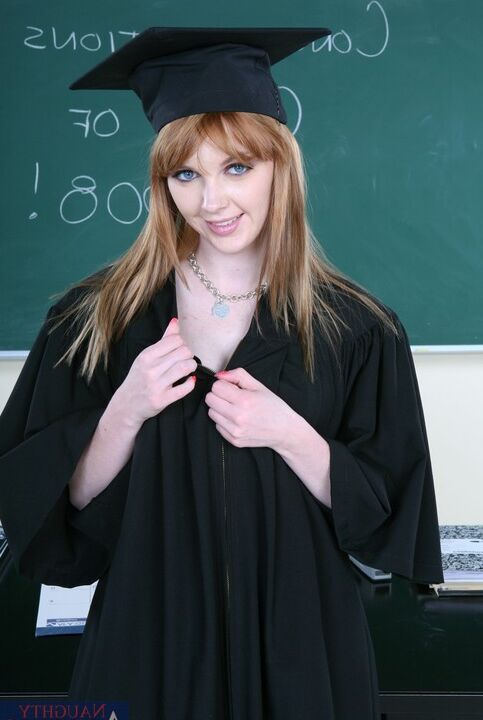 21P La nueva graduada Beaue Marie complace a la maestra chupando