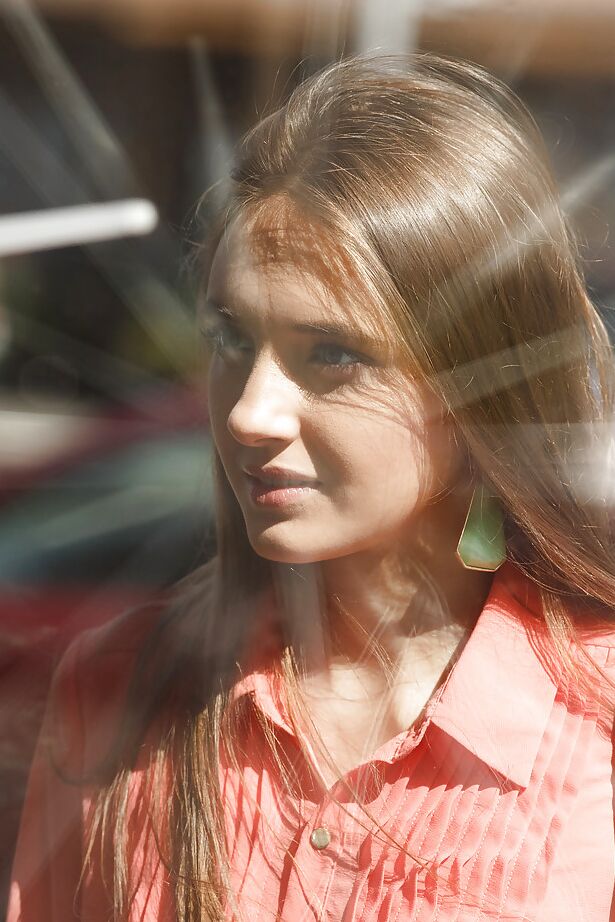 11P Die unschuldige blauäugige Amateurin Maria Turova posiert draußen in Kleidung