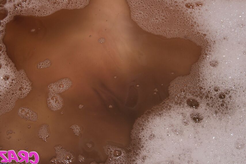 16P Playful amateur teens share a group lesbian experience in the bath