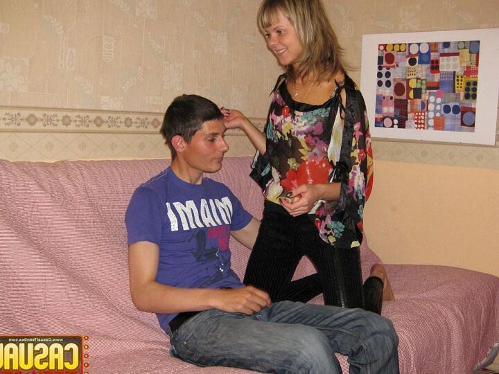 Des collégiens de 16P jouent une scène de sexe hardcore après avoir regardé un divertissement XXX