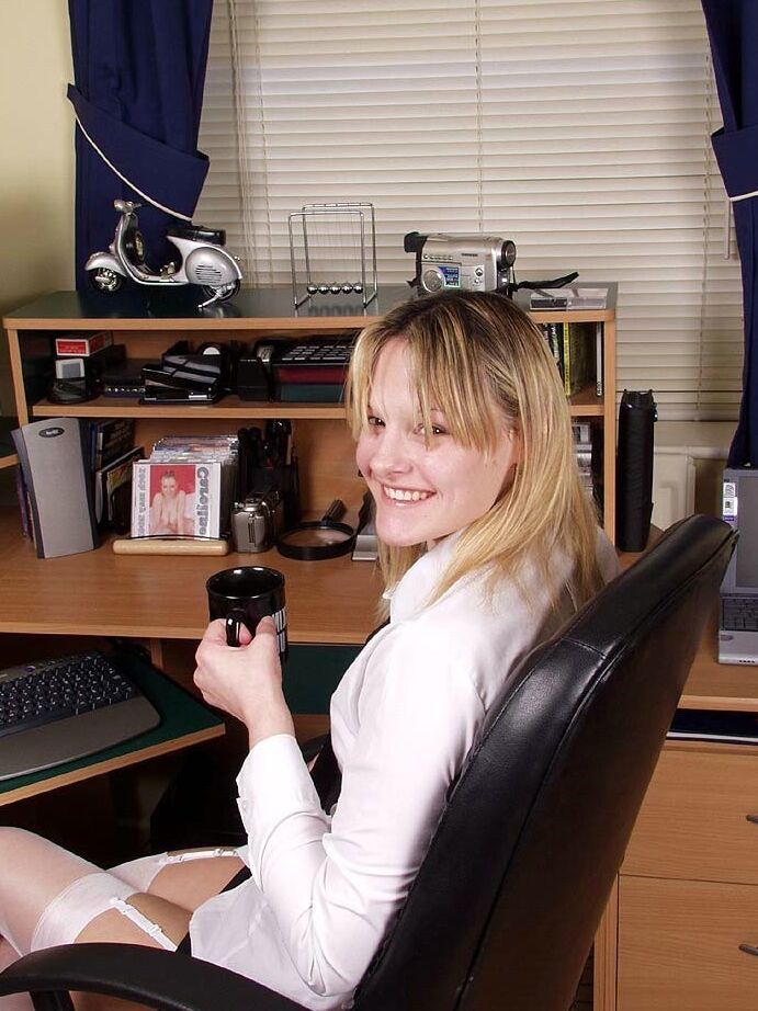 21P La adorable secretaria Jodie se desnuda en lencería blanca