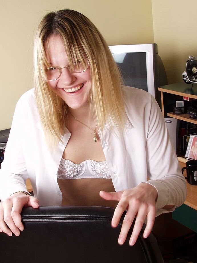 21P La adorable secretaria Jodie se desnuda en lencería blanca