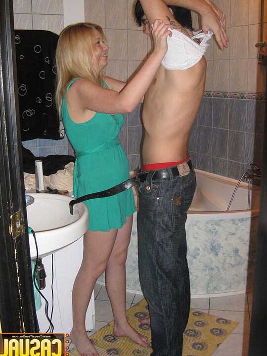 16P Joven rubia y su novio comienzan a hacer el amor en el baño