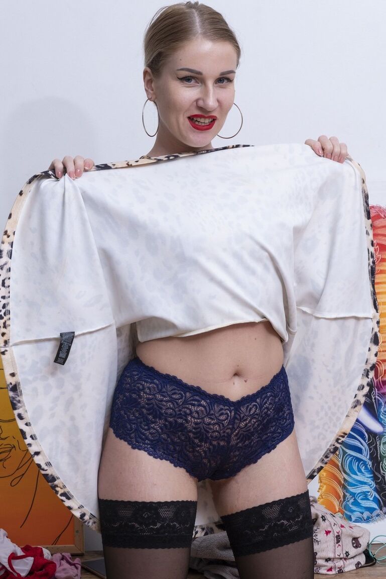 16P Stasy Grays has come home with her shopping bags and is eager to unwind She