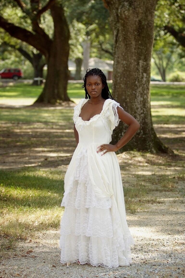 20P Ebony con increíbles tetas grandes Deserea se quita el vestido y posa al aire libre