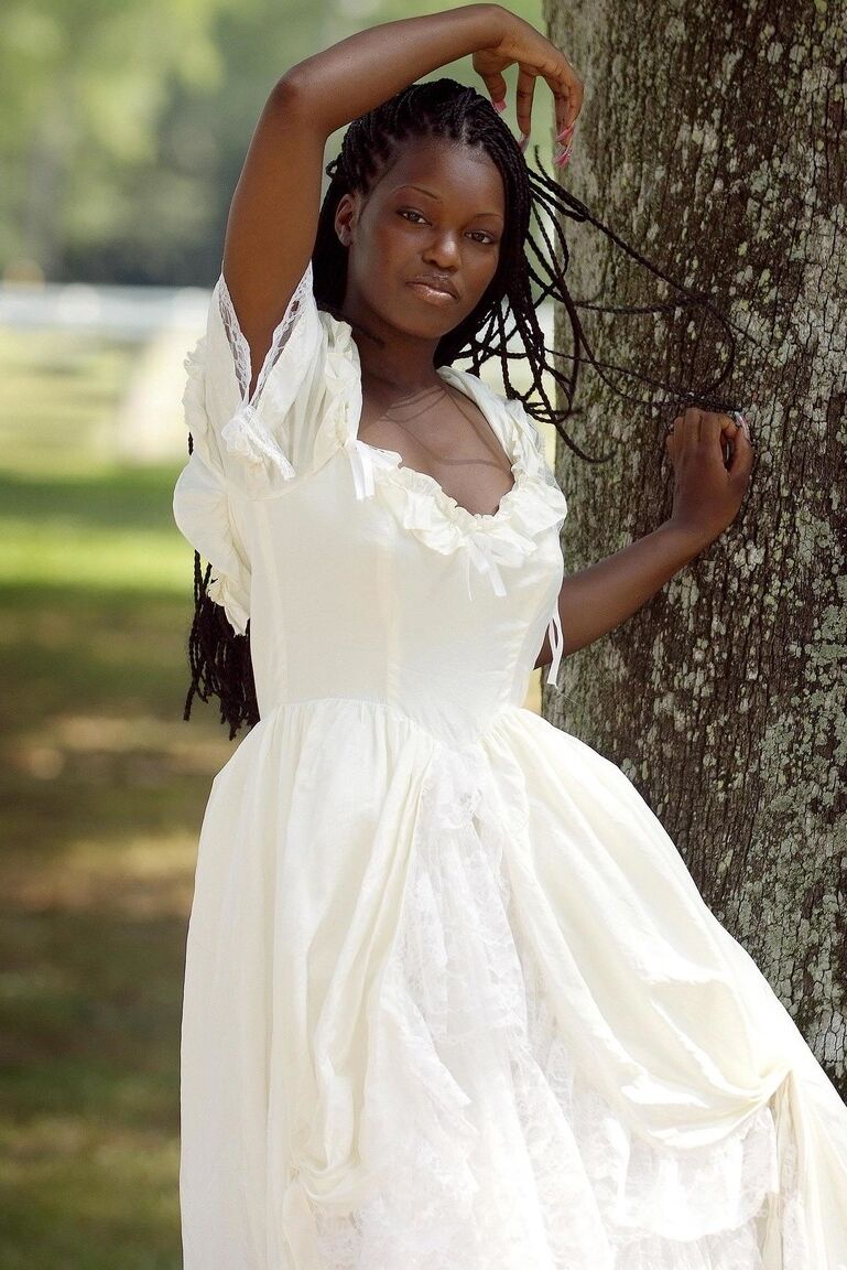 20P Ebony con increíbles tetas grandes Deserea se quita el vestido y posa al aire libre
